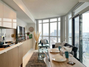 Elegant 1BR & Den, Accommodates 5, Free Parking, Near CN Tower
